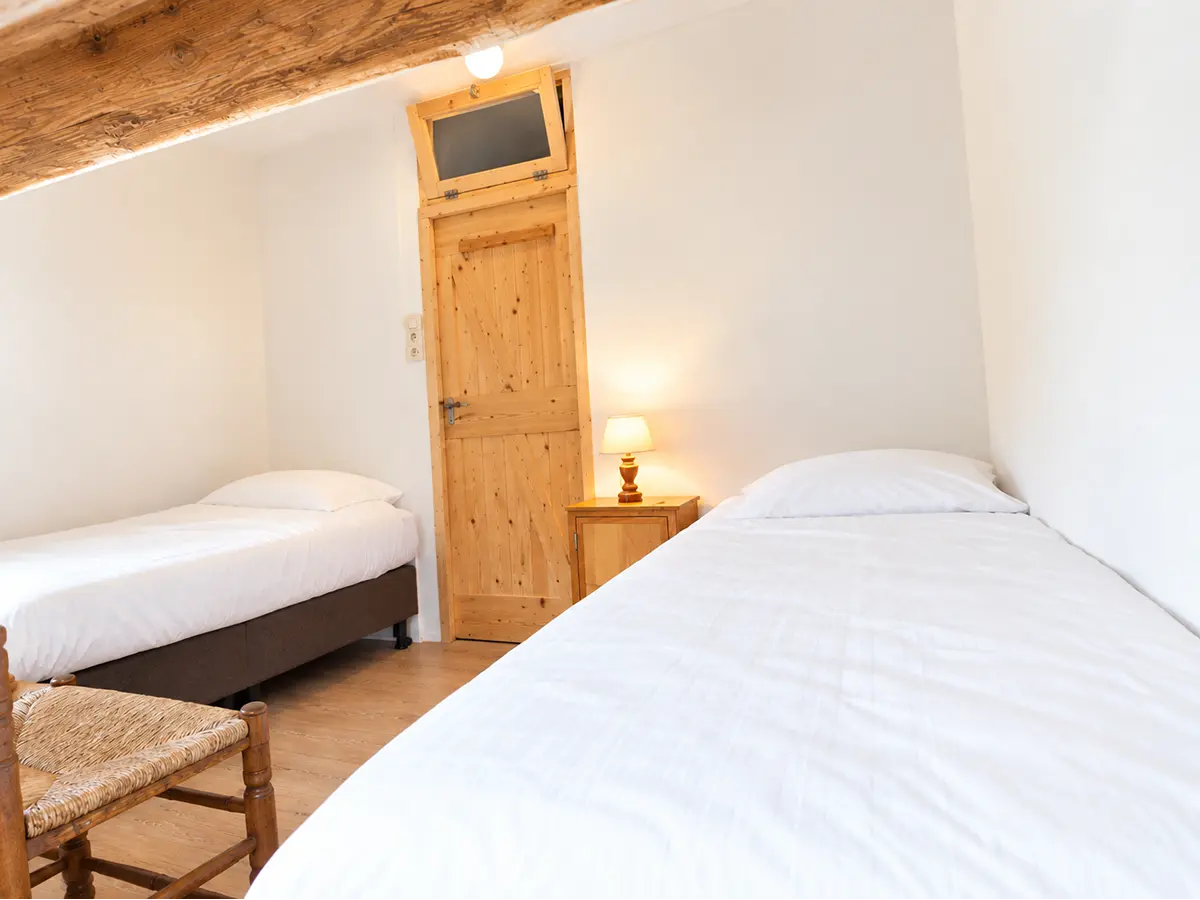 Slaapkamer 2 voor twee personen Slaapkamer 2 met twee comfortabele éénpersoons boxspringbedden