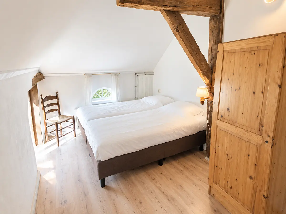 Slaapkamer 3 voor twee tot drie personen Slaapkamer 3 met twee comfortabele éénpersoons boxspringbedden én een opklapbed